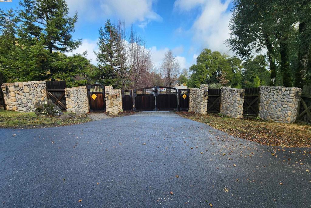 WOODSIDE HILLS - Residential