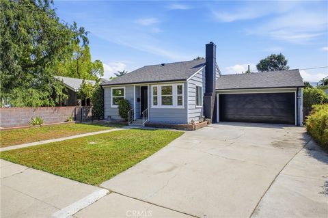 Photo of 2904 W Chandler Blvd, Burbank, CA 91505 (MLS # GD26065625)