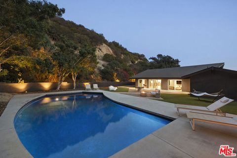 Photo of 9289 Swallow Drive, Los Angeles, CA 90069 (MLS # 25526015)