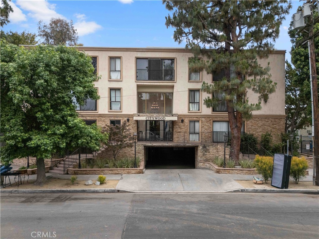 PRICED BELOW MARKET. Reduced to $ 515,000. Welcome to this Stunning Sherman Oaks 2Bedroom 2 Bathroom . spacious condominium. Open floor plan. Top floor Unit, no one above .Move in ready. Completely remodeled kitchen, new paint throughout, new flooring.
Unit is closed to the elevator. and has its own laundry which is rare in the complex. Refrigerator, washer and dryer will stay.
Close to the Boulevard. Enjoy the convenience of its location.
Possible FHA single unit approval.