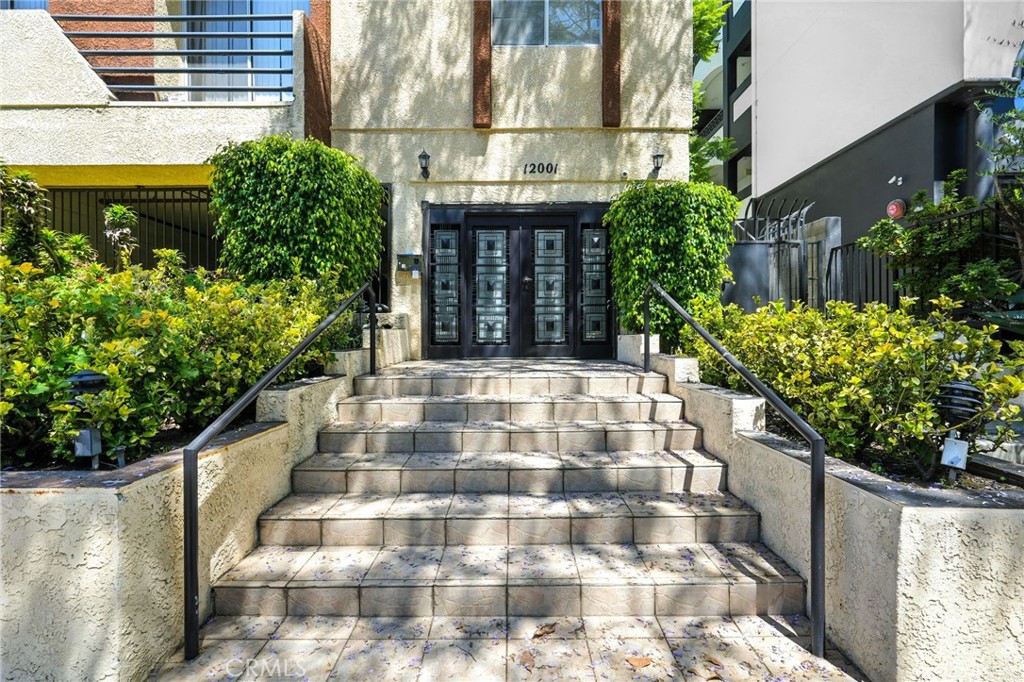 Presenting a rare opportunity to own a stunning top-floor penthouse condominium with spectacular views! This exquisite 3-bedroom, 2-bathroom residence offers nearly 1,400 square feet of sophisticated living space, blending modern luxury with an unparalleled location.
Step into a bright and airy open-concept living area, where soaring ceilings and strategically placed skylights bathe the space in natural light. Updated, laminate floors flow throughout, leading to a spacious living room anchored by an elegant fireplace. This unit has only one shared wall and offers a peaceful ambiance with low street noise!
The modern chef's kitchen is a model of style and functionality, featuring sleek stainless steel appliances, ample cabinetry, and pristine countertops. Enjoy seamless indoor-outdoor living with two private balconies, perfect for savoring your morning coffee while taking in the beautiful views of the Santa Monica mountains.
The primary suite serves as a tranquil retreat, complete with a beautifully appointed en-suite bathroom. The two additional bedrooms are generously sized, offering flexibility for guests, a home office, or a personal gym. Modern conveniences abound, including central air conditioning and an in-unit washer and dryer.
This exclusive residence is situated in a secure, 10-unit building with controlled access, an elevator, and two reserved tandem parking spaces in a gated garage.
Experience the best of city living with a "Very Walkable" score of 80. Just moments from your front door, you'll find the vibrant heart of Brentwood, with its array of trendy boutiques and acclaimed restaurants. This premier location is also just a short drive to the iconic landmarks of Westwood, including short driving distance to UCLA. Don't miss this chance to embrace refined penthouse living in a coveted Westside location.