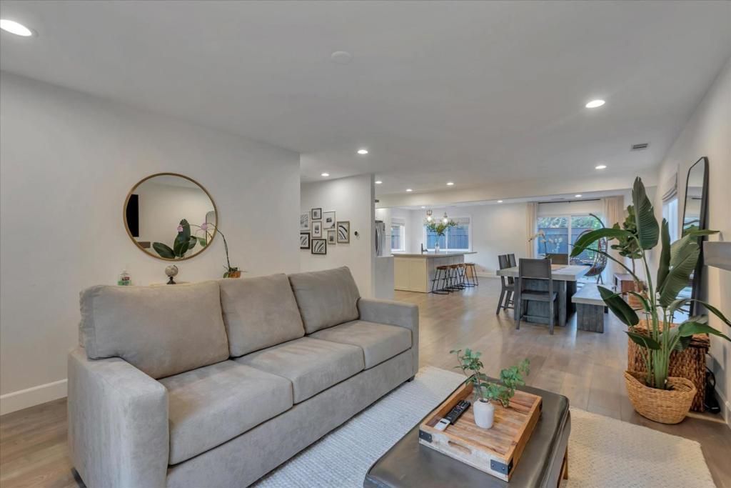listing image 130727238088199046193