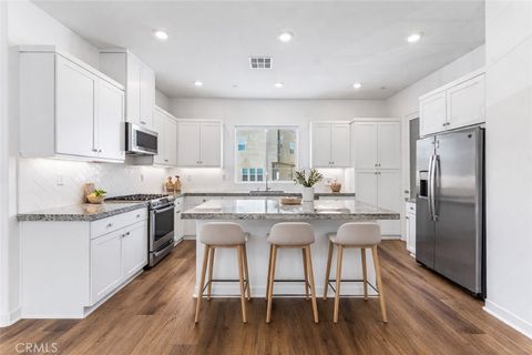 Photo of 27568 Heron Pl Pl, Valencia, CA 91381 (MLS # SR26063957)