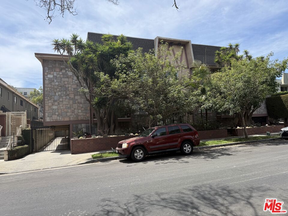 1849 Greenfield Avenue 106