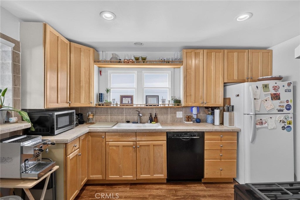 225 N Juanita