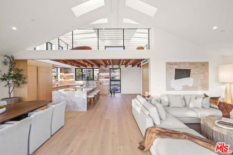 Photo of 2530 Beverley Avenue, Santa Monica, CA 90405 (MLS # 26633337)