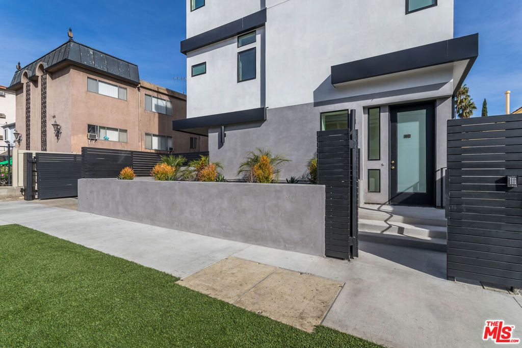 Photo of 1318 1/2 N Vista Street, Los Angeles, CA 90046 (MLS # 26650771)