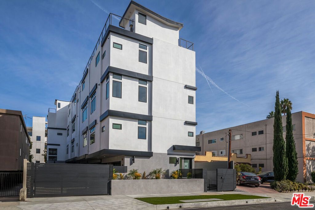 Photo of 1318 1/2 N Vista Street, Los Angeles, CA 90046 (MLS # 26650771)