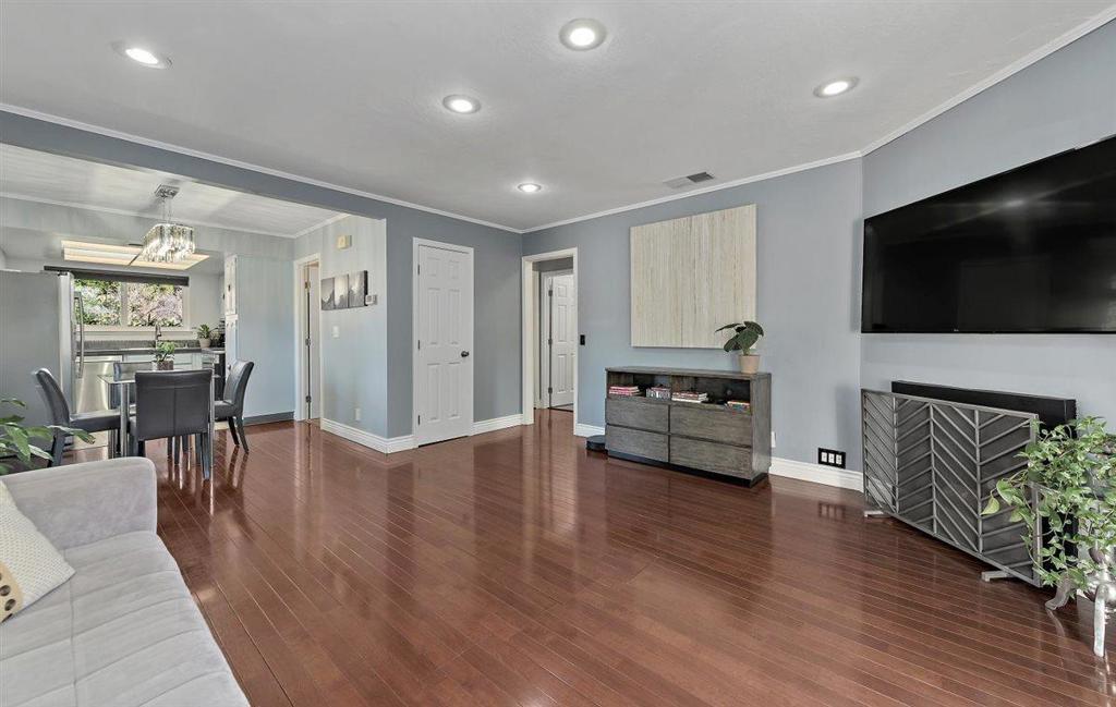 1 Comstock Queen Court