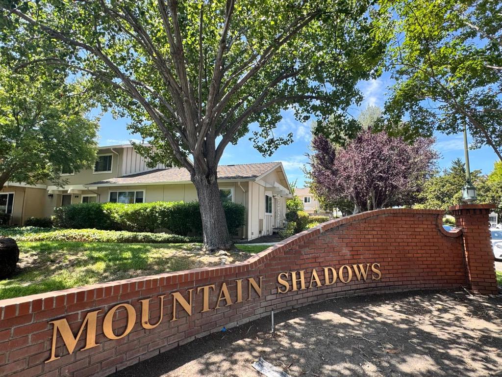 1 Comstock Queen Court