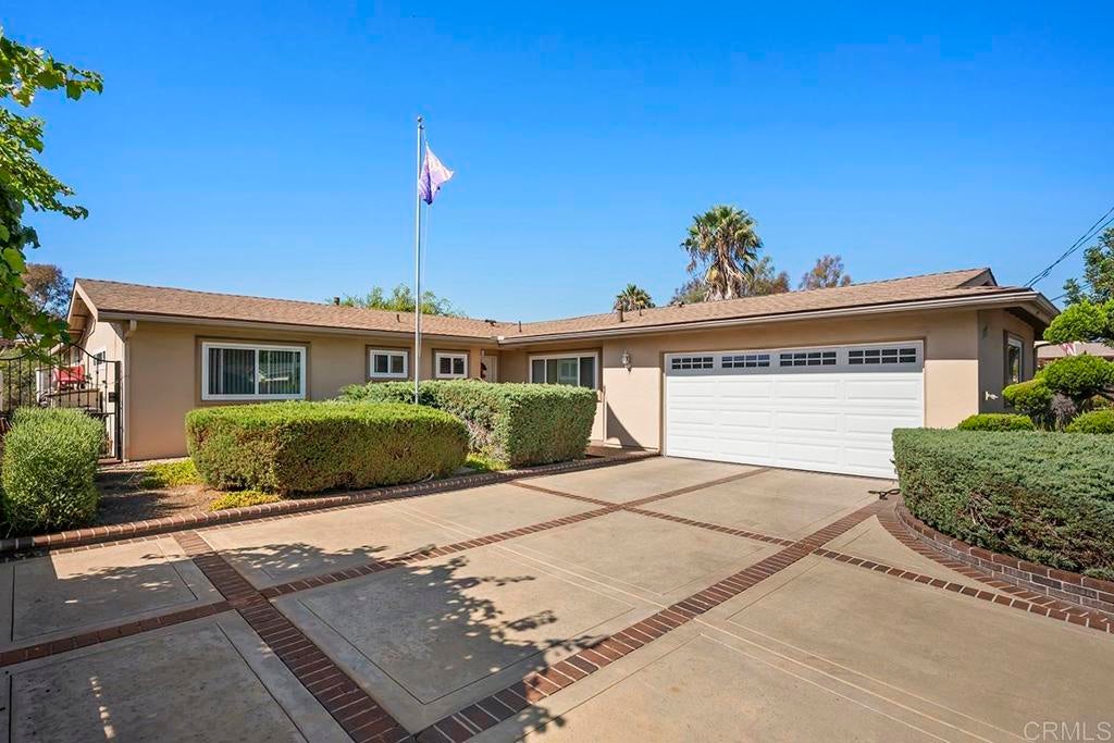1558 OLEANDER Avenue