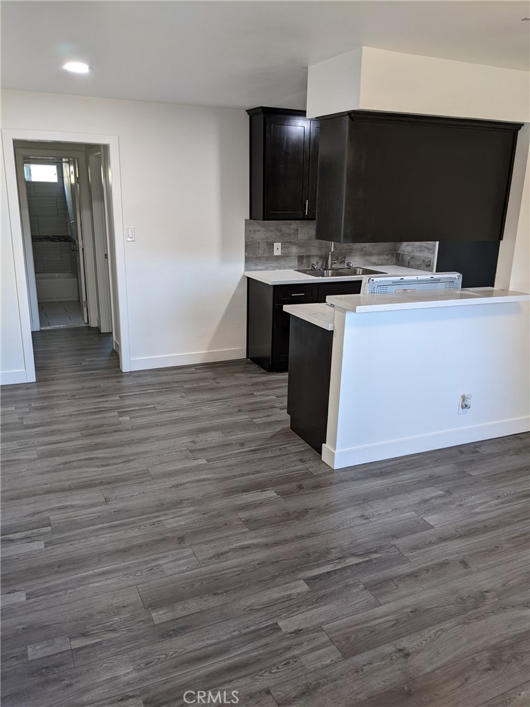 Cozy 1 bed/1 bath lower level apartment in the heart of Long Beach. Close proximity to stores, parks, and the Metro Blue line. Wood laminate flooring throughout. Gated building with onsite laundry room. Landlords pay for water & trash; tenants pay for all other utilities. Pet friendly building. Service animals are welcome!