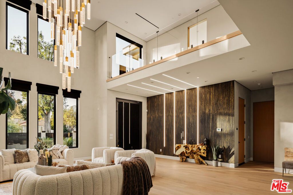 Photo of 4528 Matilija Avenue, Sherman Oaks, CA 91423 (MLS # 25630967)