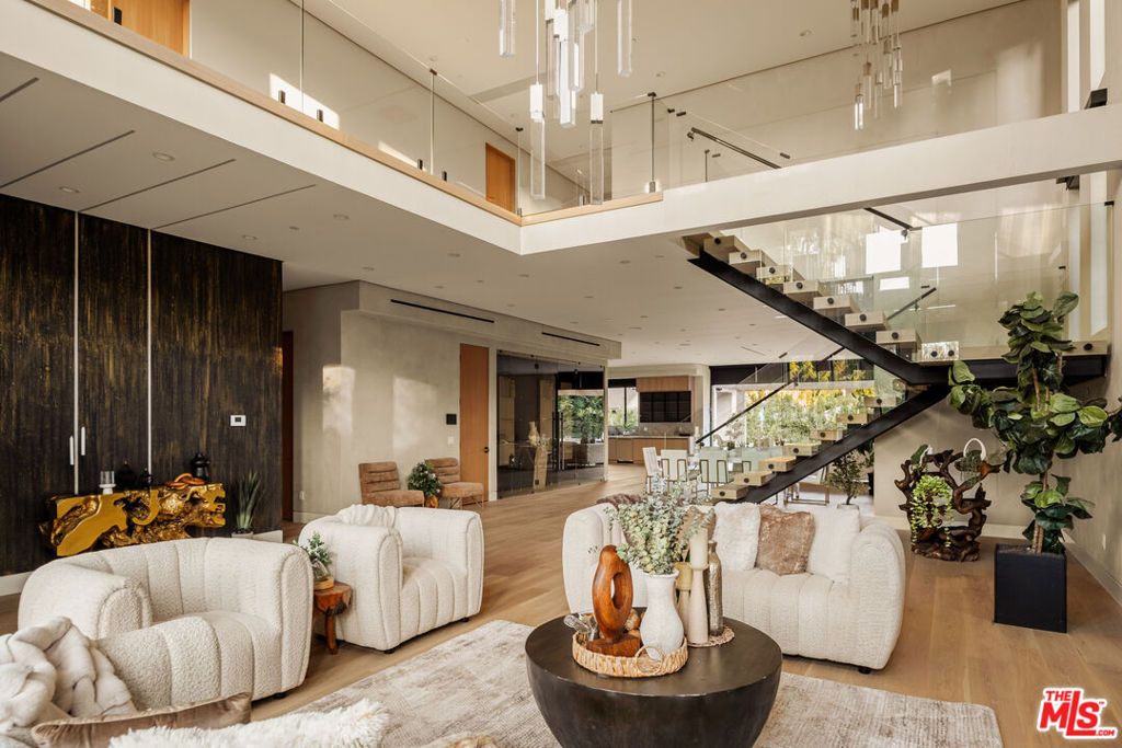 Photo of 4528 Matilija Avenue, Sherman Oaks, CA 91423 (MLS # 25630967)