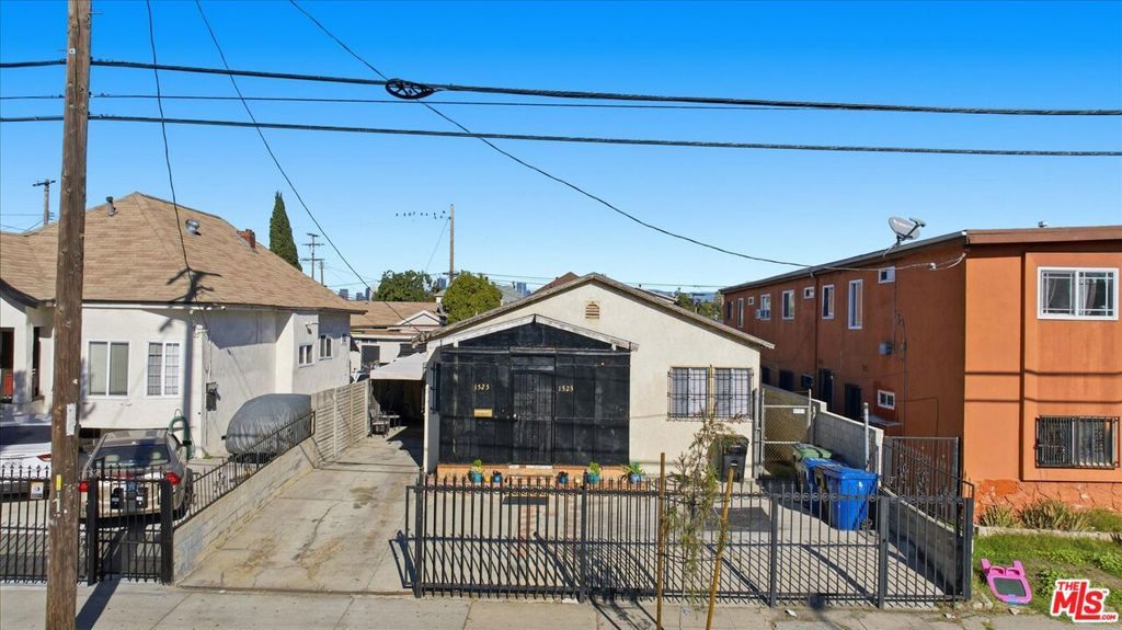 Photo of 1523 E Vernon Avenue, Los Angeles, CA 90011 (MLS # 26655715)