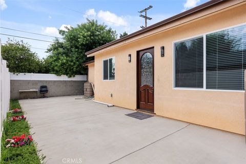 Photo of 17223 Cantlay Street, Van Nuys, CA 91406 (MLS # SR25166576)