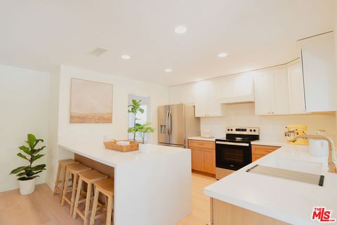 Photo of 28838 Bougainvilla Way, Canyon Country, CA 91387 (MLS # 26662227)