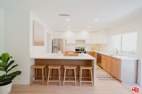 Photo of 28838 Bougainvilla Way, Canyon Country, CA 91387 (MLS # 26662227)