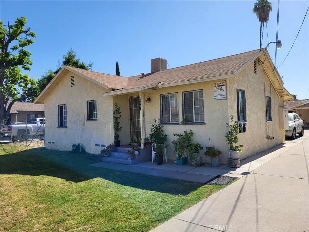 **** GREAT FOR LIVE IN FRONT UNIT , RENT 2 BACK UNITS **** This beautiful Triplex offers 3 separate detached units , Front unit has 3 bedrooms 1 1/2 baths. second unit has 2 bedroom and 1 bath , third unit has 1 bedroom and 1 bathroom upper on top of 2 garage.This property is located in the heart of San Bernardino city with many renters nearby. Close to the Schools , Shopping center and General store nearby, Freeway 210/215 are nearby and public transportation is within walking distance.
"DO NOT DISTURBE TENANT"