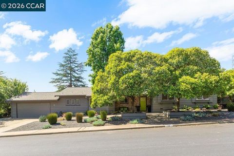 Photo of 19 Lynwood Pl PL, Moraga, CA 94556 (MLS # 41134784)