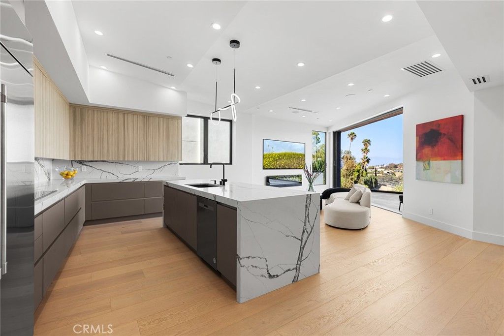 Photo of 5130 Medina Road, Woodland Hills, CA 91364 (MLS # SR25200545)