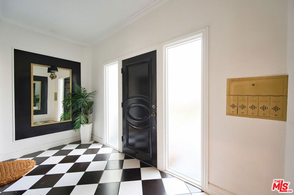 Properties 2 6110 N De Longpre Avenue