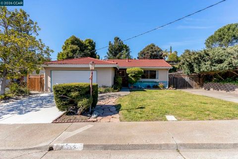 Photo of 2555 Arroyo Ave Ave, Pinole, CA 94564 (MLS # 41127543)