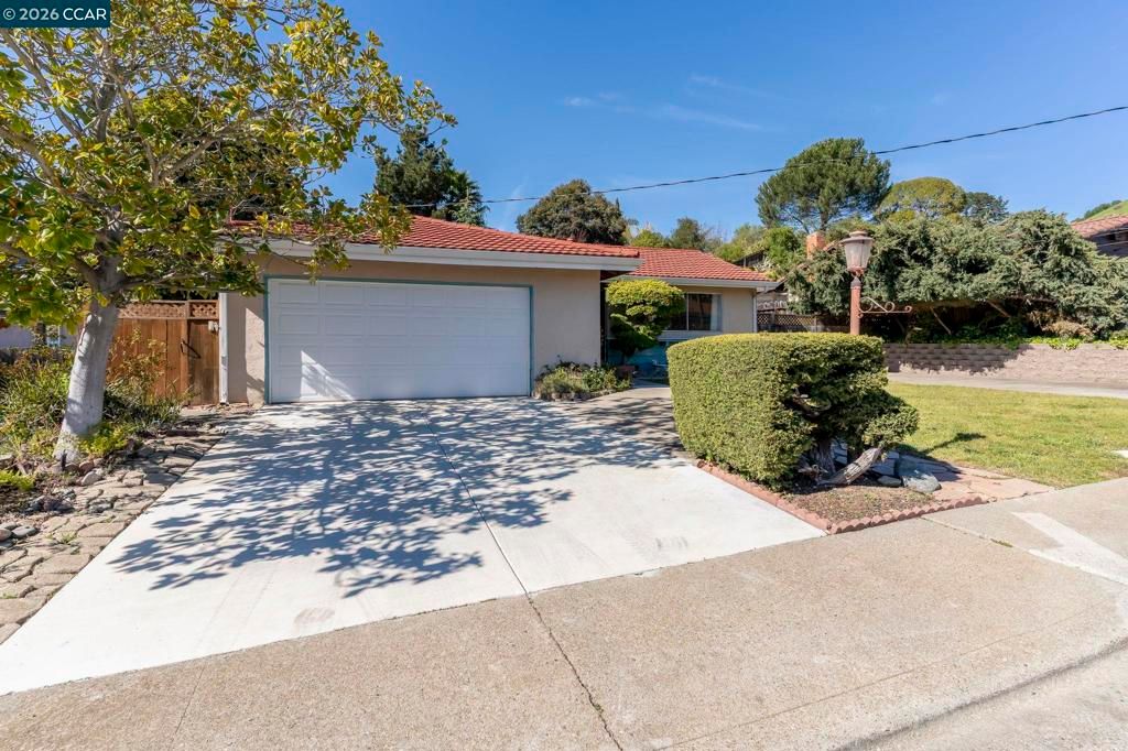 Photo of 2555 Arroyo Ave Ave, Pinole, CA 94564 (MLS # 41127543)
