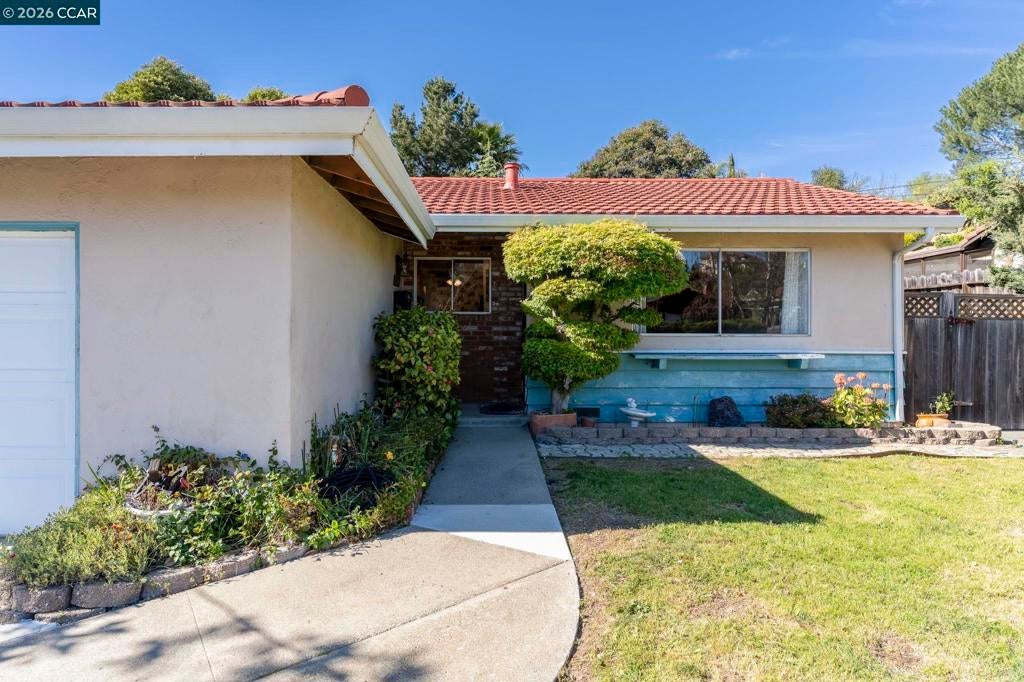 2555 Arroyo Ave