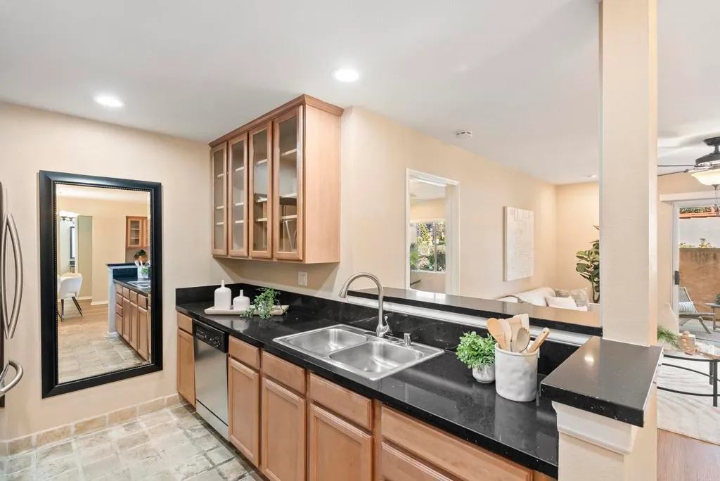 San Diego, California 92122, United States, 2 Bedrooms Bedrooms, ,2 BathroomsBathrooms,Residential,Active,237074