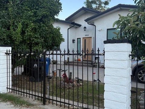 Photo of 22520 Clarendon, Woodland Hills, CA 91367 (MLS # SR26166073)