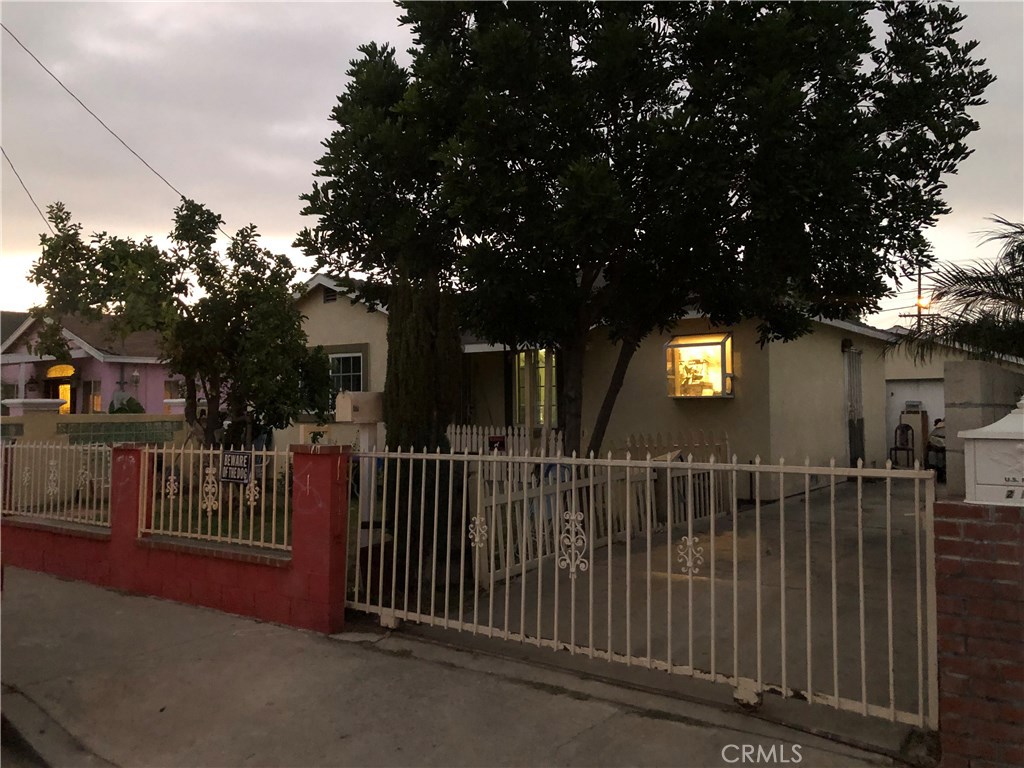 2 BEDROOM 1 BATH HOME, WITH 2 CAR DETACHED GARAGE, WALKING DISTANCE TO CENTENNIAL REGIONAL PARK.
