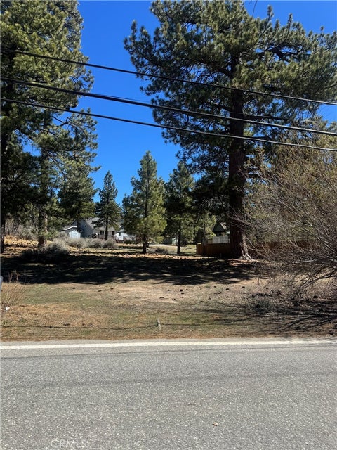 Photo of 351 Edgemoor Rd, Big Bear Lake, CA 92315 (MLS # CV26060100)