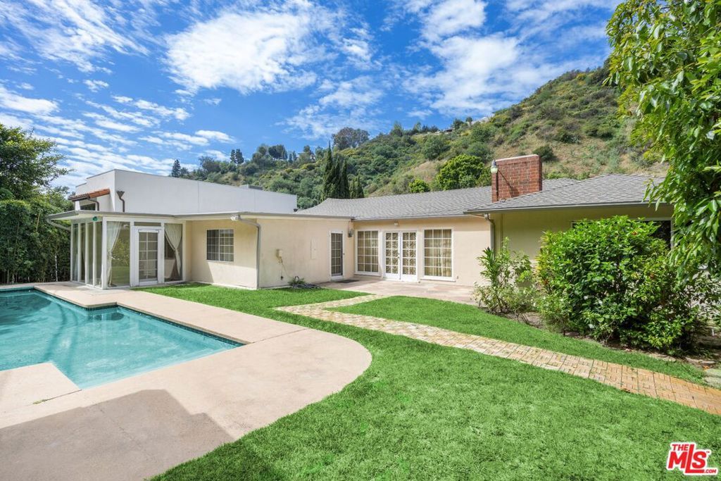 Photo of 1546 San Ysidro Drive, Beverly Hills, CA 90210 (MLS # 26716441)