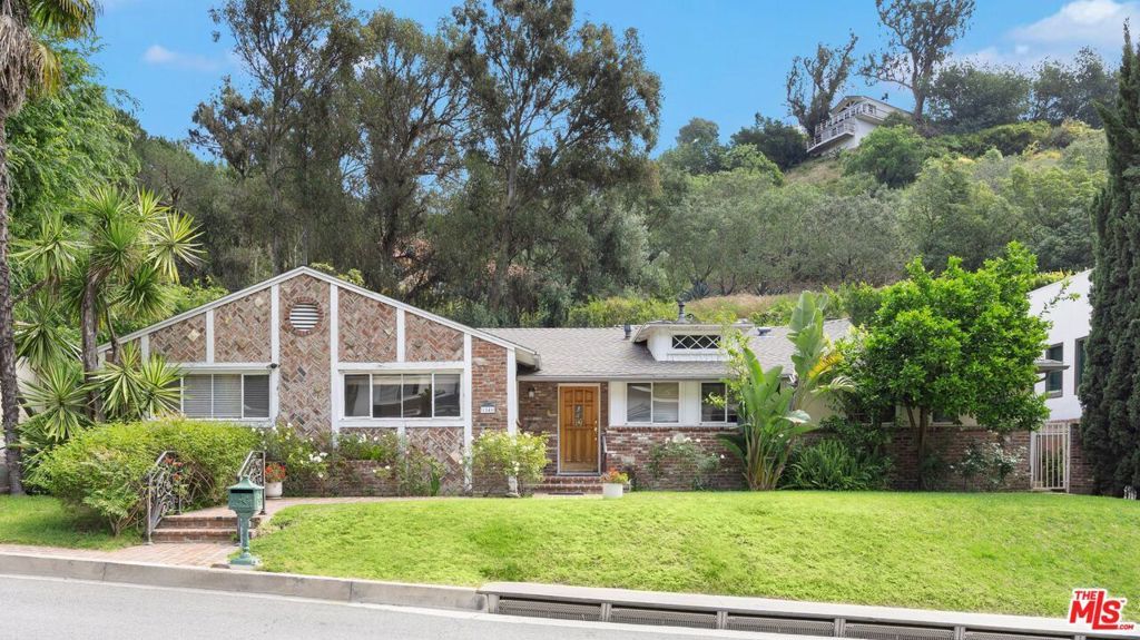 Photo of 1546 San Ysidro Drive, Beverly Hills, CA 90210 (MLS # 26716441)