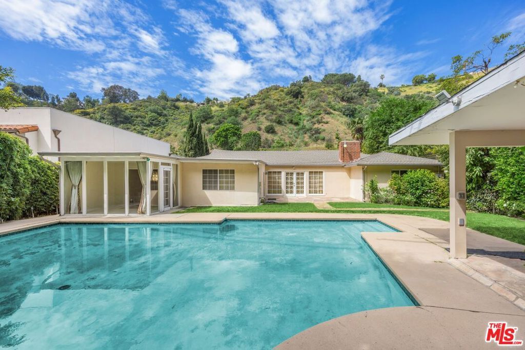 Photo of 1546 San Ysidro Drive, Beverly Hills, CA 90210 (MLS # 26716441)