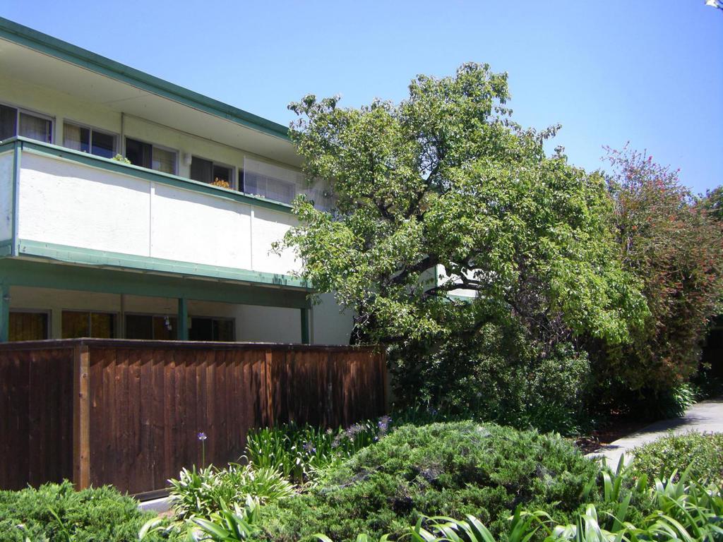 Garden Apartment Complex with private entry. Beautifully remodeled unit, near pool and common area. Walk across the street to Shoreview Shopping Center. Parks, Schools, Transportation just a few minutes away. Downtown SM just a few minutes walk, easy access to highway 101 to SF or Silicon Valley.