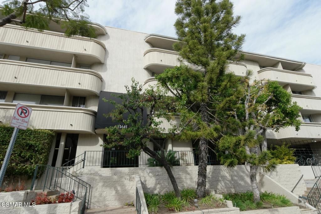 Photo of 11645 Montana Avenue #220, Los Angeles, CA 90049 (MLS # 225002824)