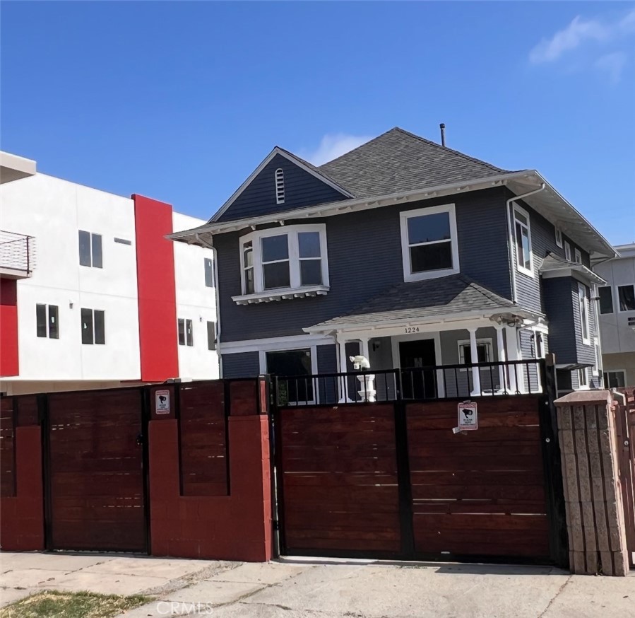 5 Mins walk to USC , Co-living $1250 to $1370 (170 to 260 sq ft. suite ) is PER ROOM RATE in a 6 Bedroom 6 Bathroom home, 3 rooms available .
all of the resident are USC GRAD (University of Southern California) grad or undergrad students is welcome. one year lease Aug to July 2026.
All tenant share the utility cost.
5 Mins WALK to USC. Located in the DPS, Newer house Built 2020, great location in a nice neighborhood. The house is available Now! This is a bright 6 suite-bedroom all with private bathroom and lock for each room, Furnished with bed and desk. In-unit washer/dryer, hardwood floors, lots of windows, Parking is available for $100. Central ac/heating. Close to neighborhood favorites like Trader Joe's, La Michoacana Premier, Radha Yoga, Bacari, Cafe/5, Highly Likely, Starbucks, and Exposition Park. Short distance to the USC campus, Natural History Museum, plus Metro and Freeway access.
- Central Air and heating
-Washer and dryer
-parking available
-DPS and free Lyft area for USC students
- Close to lots of restaurants and markets, short walk to market and stores
- furnished with Bed, desk, private bedroom offers everything you need to study, sleep—and includes a private bathroom.