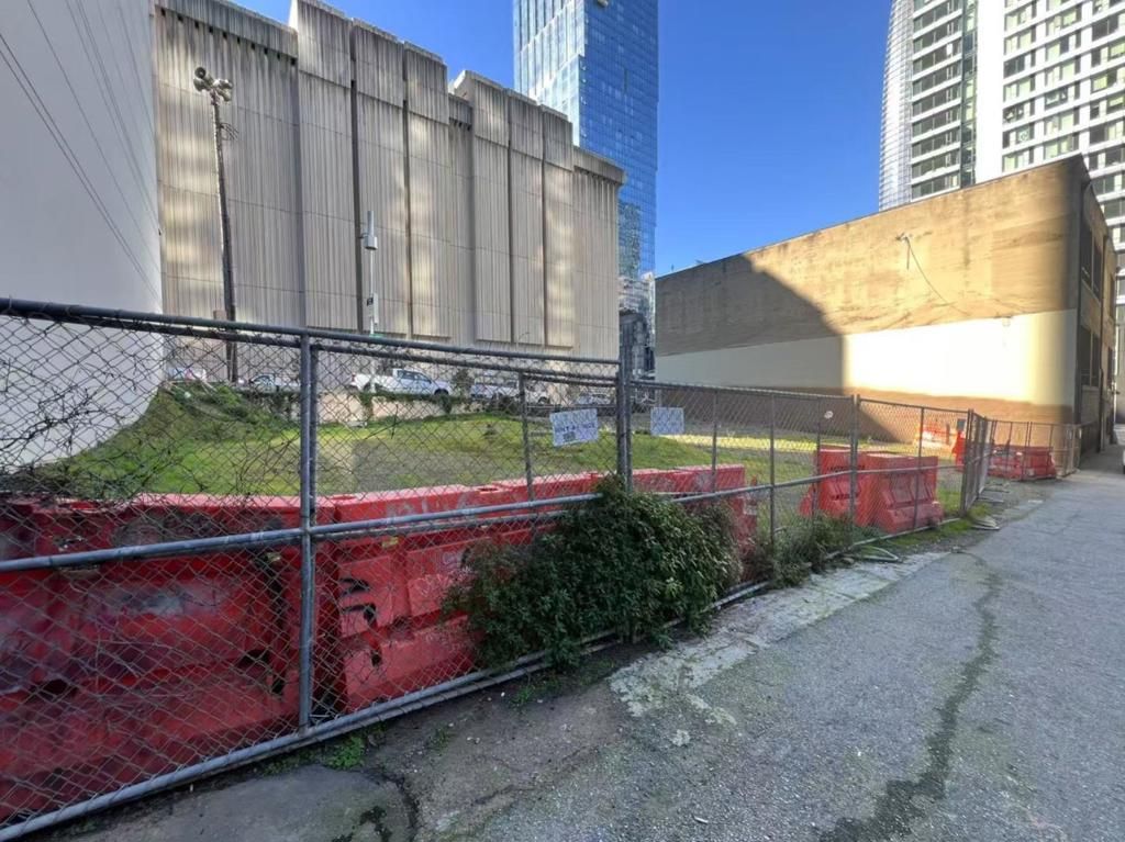 listing image 130727045452692900366