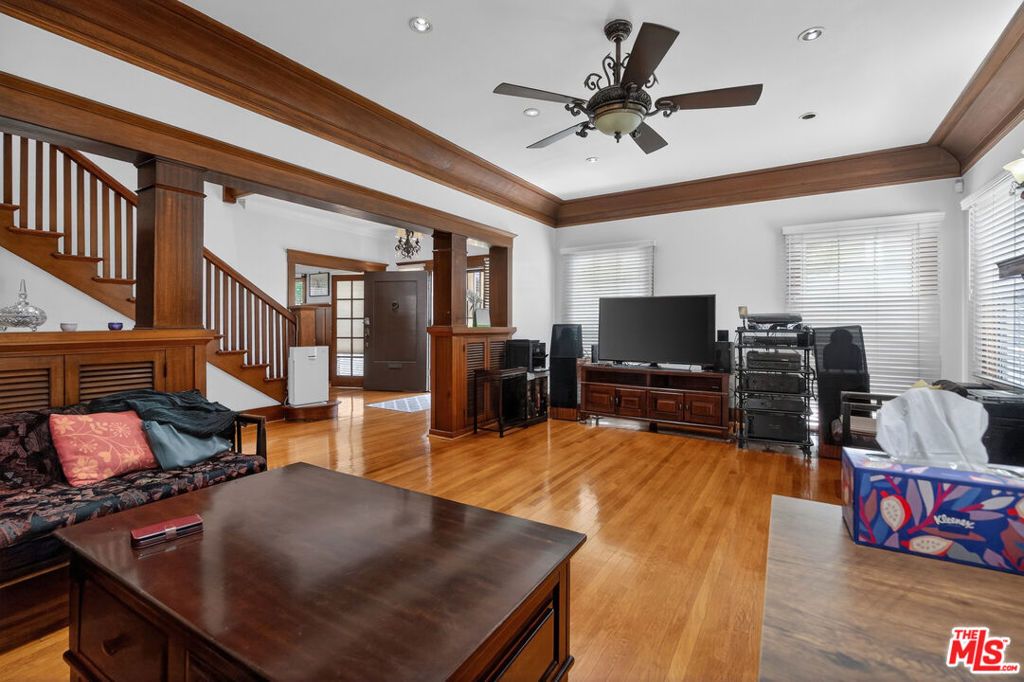 Photo of 867 S Bronson Avenue, Los Angeles, CA 90005 (MLS # 26669983)