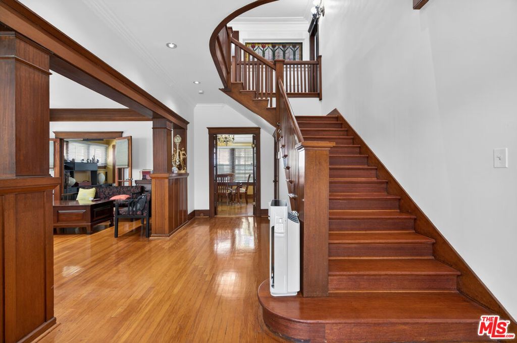 Photo of 867 S Bronson Avenue, Los Angeles, CA 90005 (MLS # 26669983)