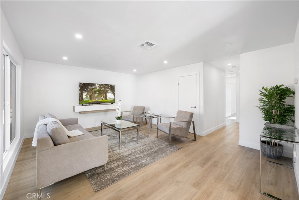 66199 Avenida Suenos