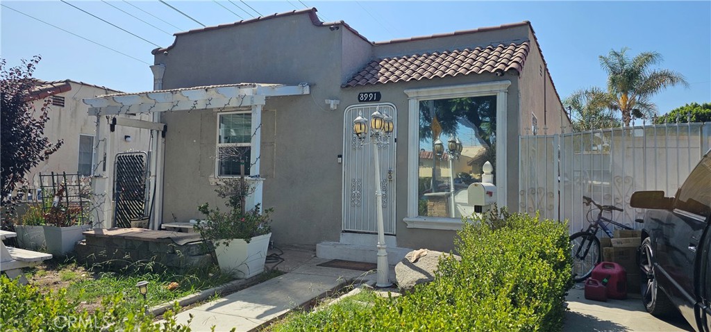 This charming home offers 3 bedrooms and 2 bathrooms across 1,064 sq. ft. of living space, sitting on a 4,254 sq. ft. lot. Recently renovated, it features an updated kitchen, modern bathrooms, and laminate flooring throughout.
The property’s location is ideal—just minutes from the 710 and 105 freeways, near shopping centers, local shops, and only about a mile from South Gate Park.