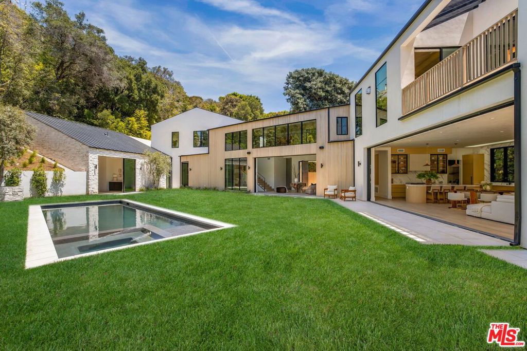 1749 Mandeville Lane