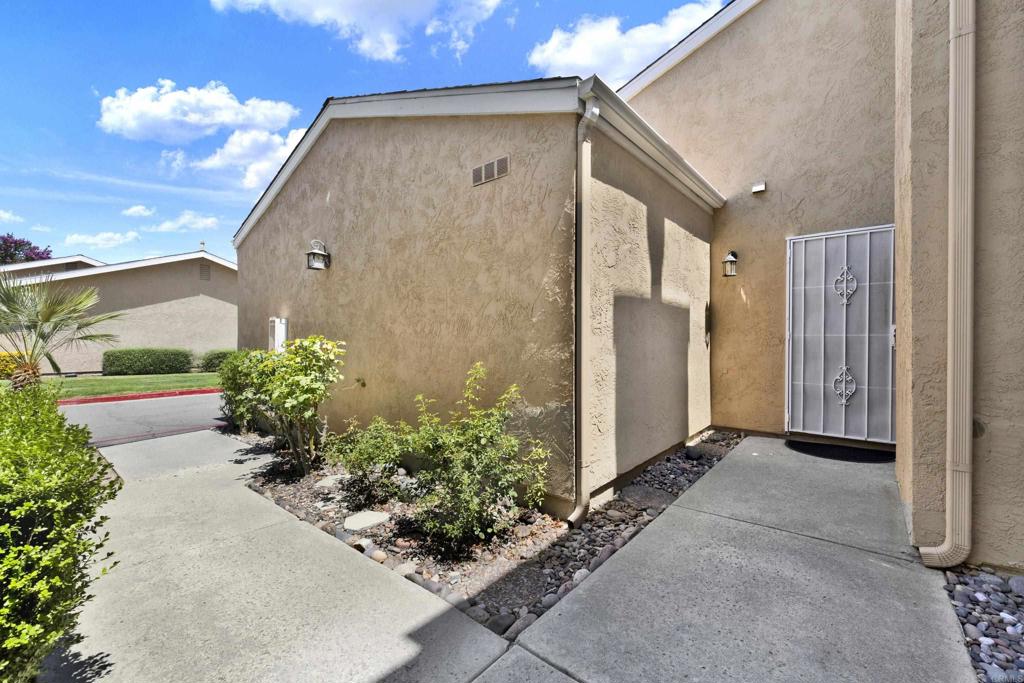 44552 La Paz Road
