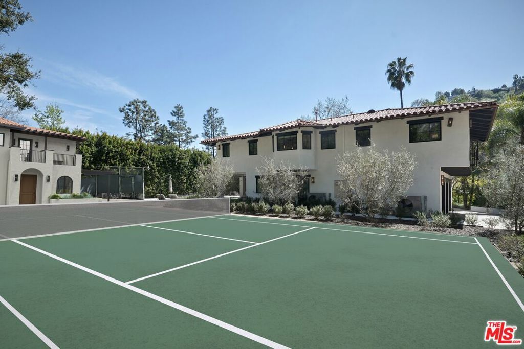 Photo of 7651 Willow Glen Road, Los Angeles, CA 90046 (MLS # 25569217)