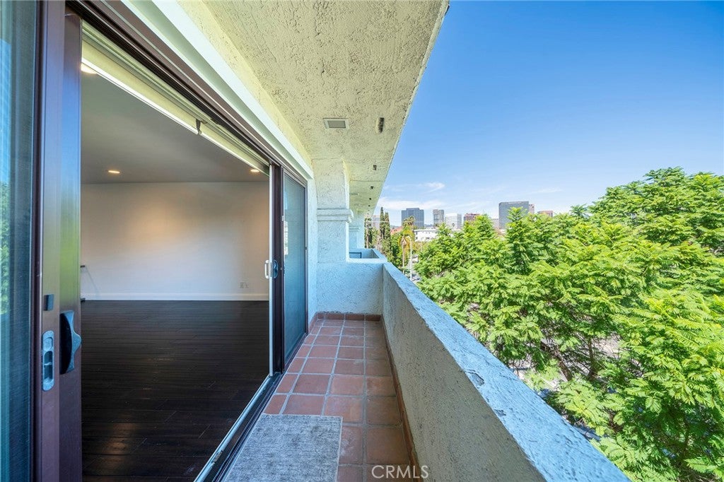 1601 Veteran Avenue 301/302