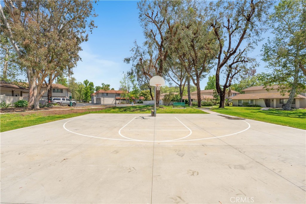 Village Green (725) - Residential Lease
