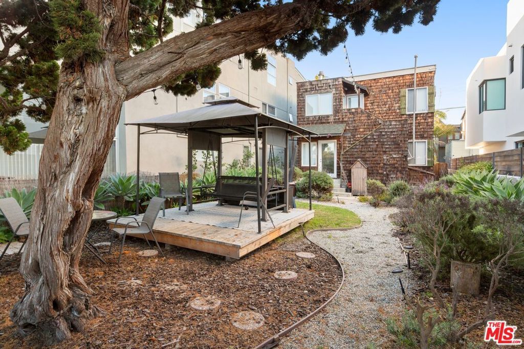 Photo of 427 Sherman Canal, Venice, CA 90291 (MLS # 25610359)